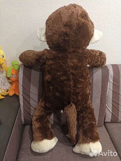 Большая мягкая игрушка обезьяна