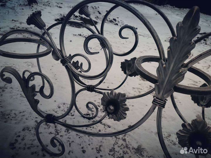 Кованная подставка под цветы