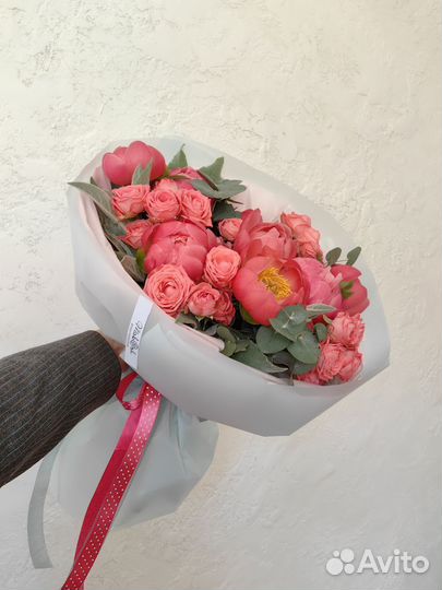 Пионы с розой