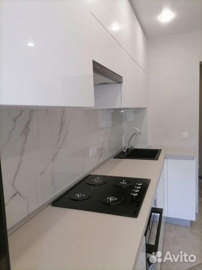 Угловая кухня под потолок на заказ в Новосибирске