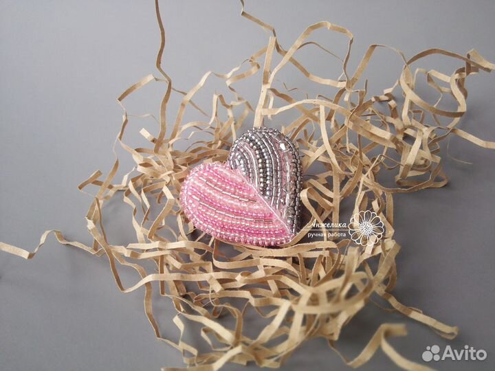 Брошь Сердце ручной работы из бисера