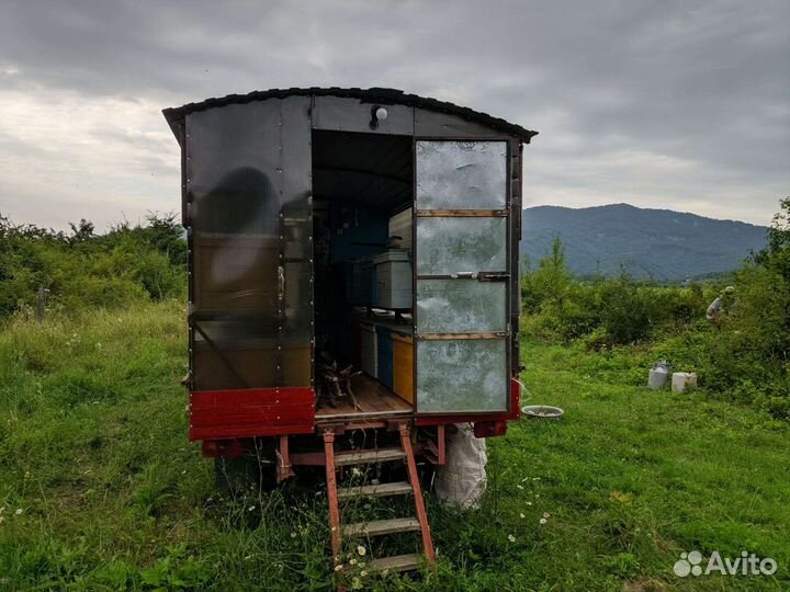 Павильон для пчел и УАЗ