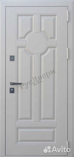 Белая металлическая входная дверь для квартиры