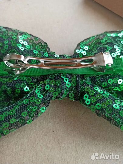 Бант с пайетками на заколке