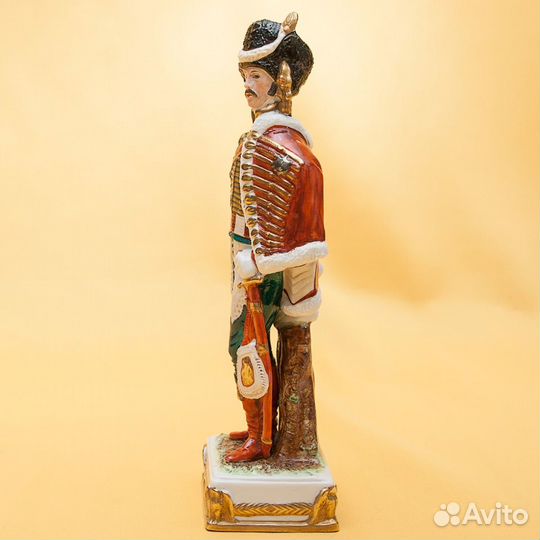 Фарфоровая статуэтка солдат