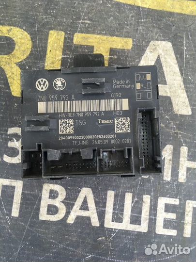 Блок управления дверьми Skoda Superb 2 2008-2015