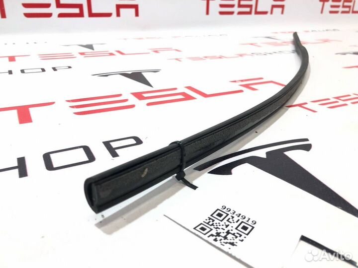 Уплотнитель двери Tesla Model X 2019 1487622-00-B