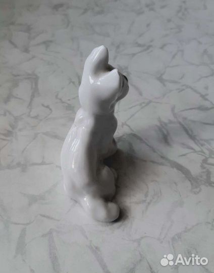 Фарфоровая статуэтка собаки 