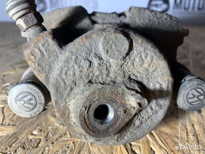 Суппорт тормозной передний левый Volkswagen Golf