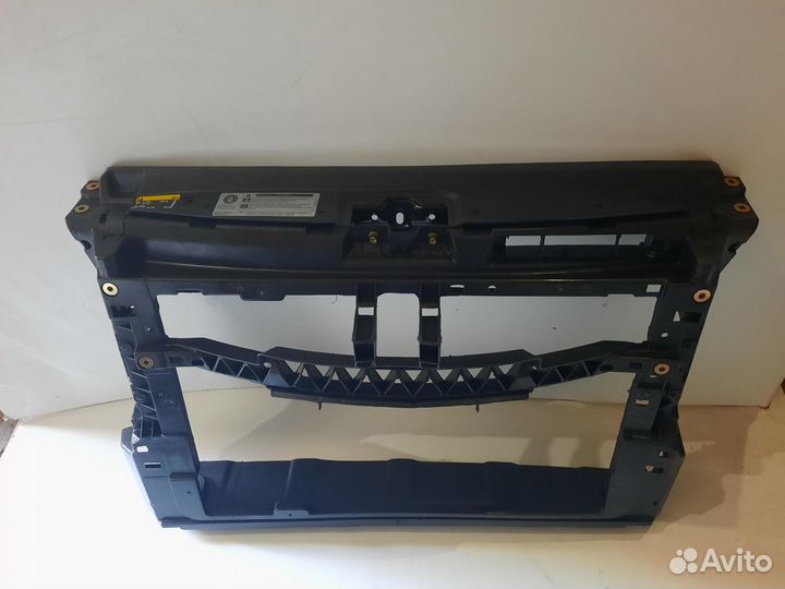 Рамка радиатора Volkswagen Polo V седан 2010