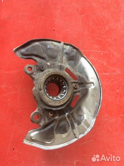 Поворотный кулак передний правый Toyota Avensis