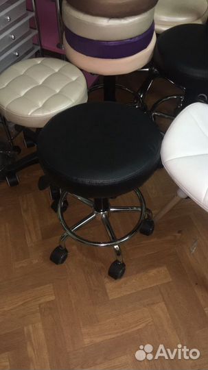 Табурет на колесах для мастера маникюра
