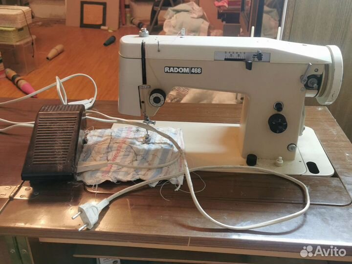 Швейная машина с тумбой