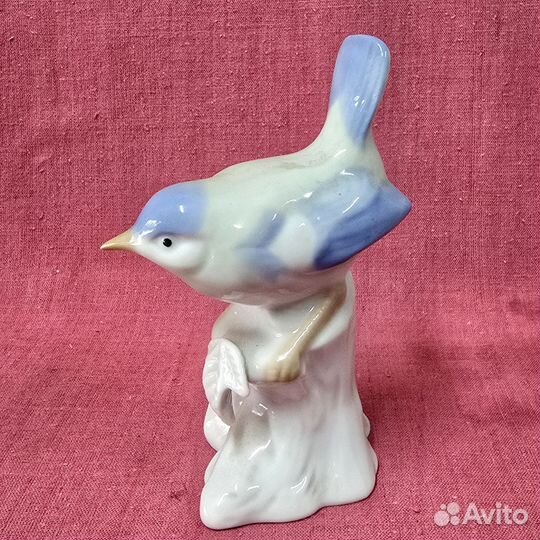 Фарфоровая статуэтка птички