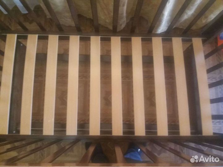 Детская кроватка с маятником