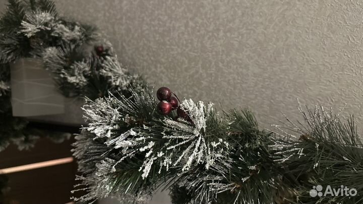 Гирлянда хвойная с шишкаии и ягодами