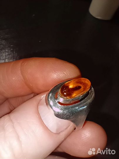 Серебряное кольцо с медовым янтарем