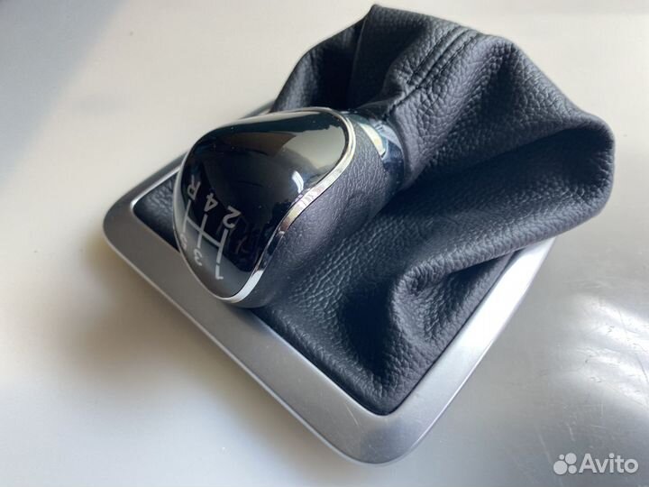 Ручка кпп с чехлом(кожа) и рамкой на Форд Фокус 2