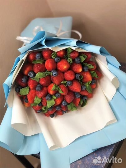 Ягодный букет клубника и голубика Самара