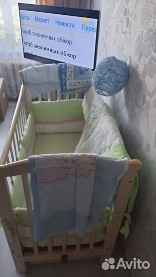 Детская кроватка с маятником и ящиком