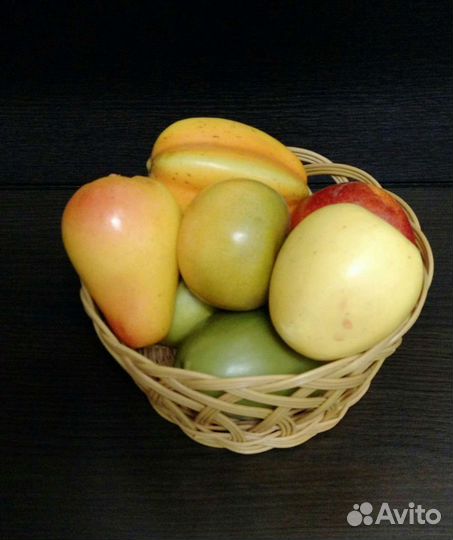 Декоративные фрукты в корзине