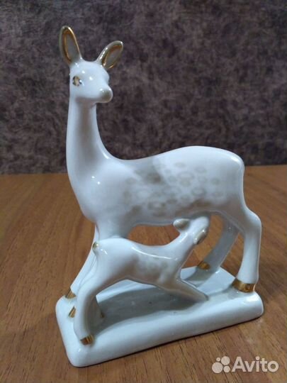 Олениха с олененком. Фарфор. СССР