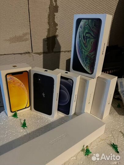 Коробочки от разных iPhone