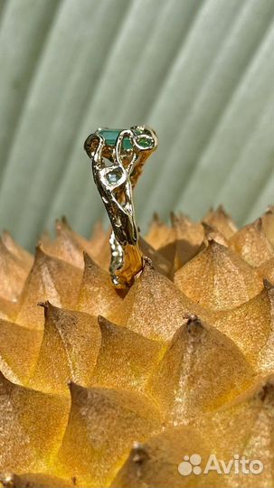 Кольцо с изумрудами золотое