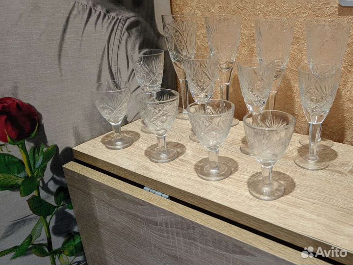 Хрустальные рюмки на ножке