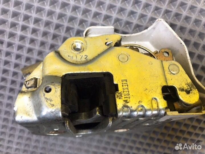 Замок двери задний правый Mercedes-Benz 190E W201