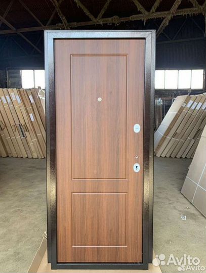 С-12. Металлическая входная дверь