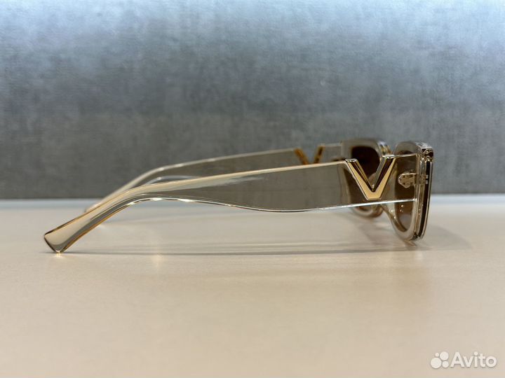 Солнечные очки с V-образным принтом новые