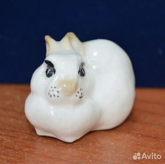 Мини фарфоровая статуэтка- белый зайка.лфз