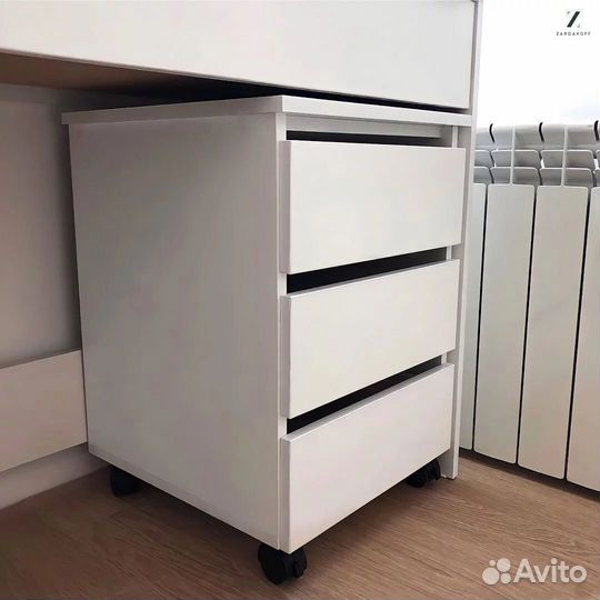 Туалетный столик визажиста с гримерным зеркалом