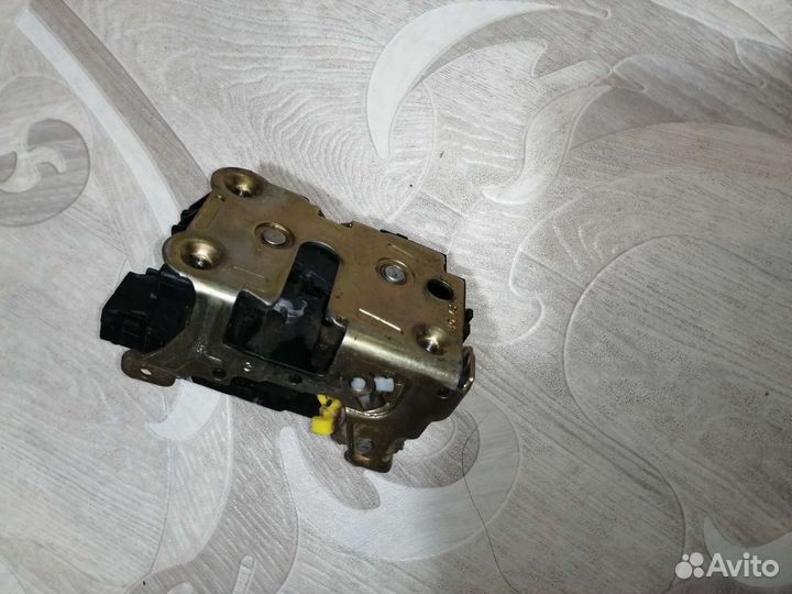 Замок передней левой двери рено кенгу 1