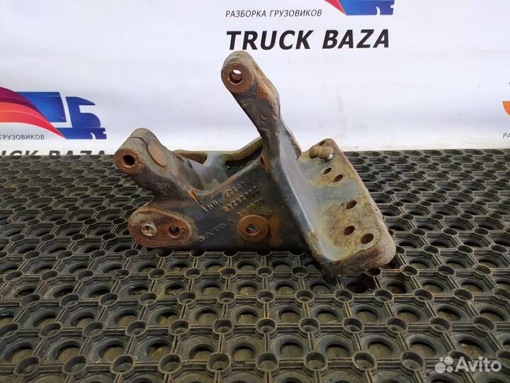 Кронштейн передней рессоры левый