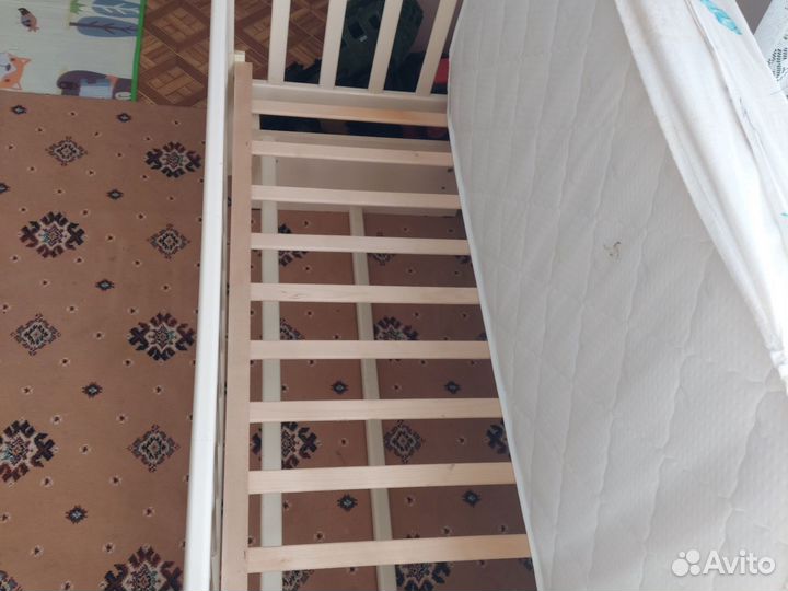 Детская кроватка с продольным маятником