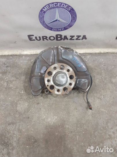 Кулак передний правый Mercedes W212