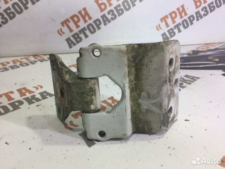 Петля двери передней левой Мерседес Vito 2000г