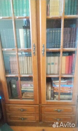 Продам личную библиотеку вместе со шкафом