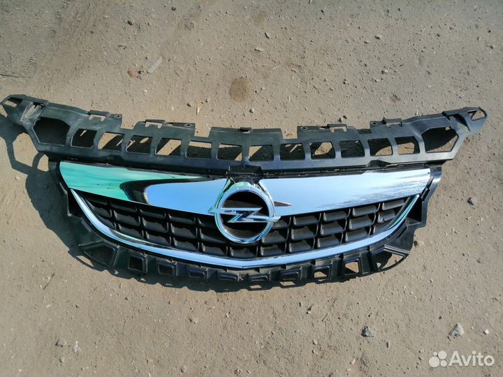 Решетка радиатора opel astra j