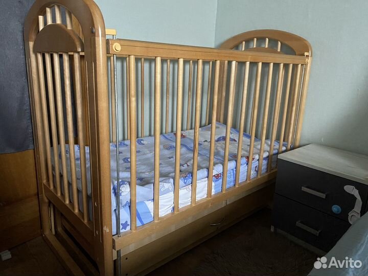 Детская кроватка с маятником и ящиком