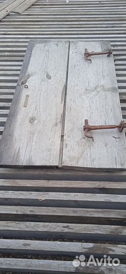 Дверь старинная с коваными петлями