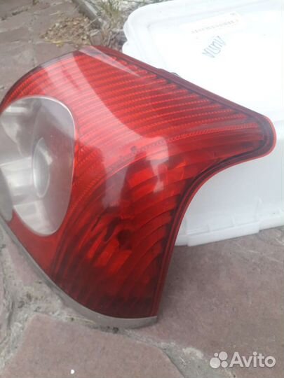Фара задняя правая на тойоту Авенсис