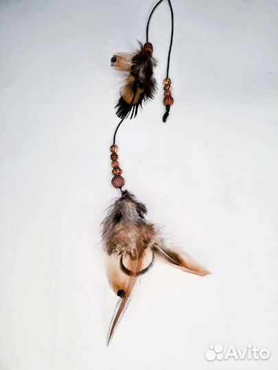 Перья на заколке