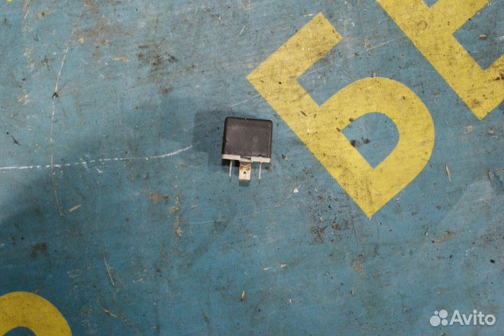 Реле топливного насоса Opel Vectra B