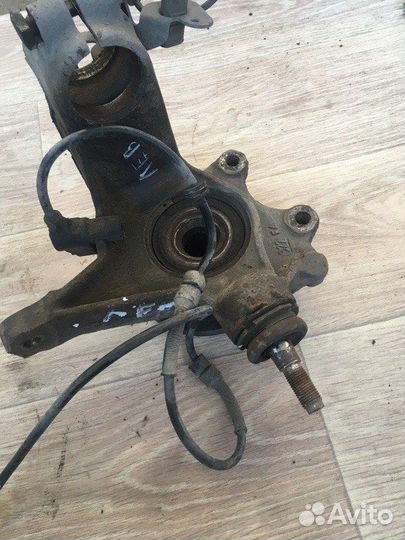 Кулак поворотный левый Peugeot 406 8B XUD9TE 1999