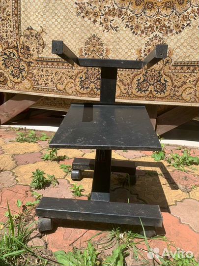 Стойка для техники на колесах