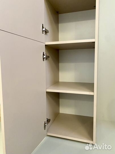 Шкаф-пенал с полками