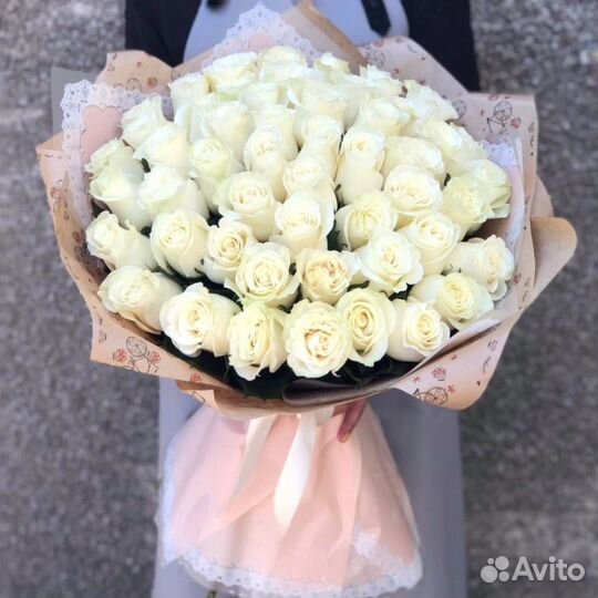 51 белая роза 50 см в красивой упаковке